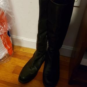 Womens like new vince Camuto leather boots